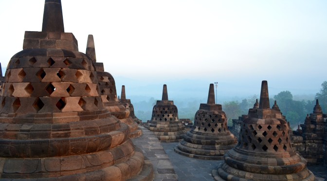 Pierwsze promyki słońca na Borobudur 
